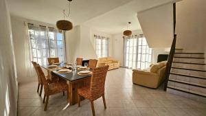 Casa a 1 cuadra de Playa Mansa Piscina y BBQ