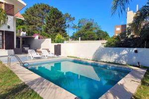 Casa a 1 cuadra de Playa Mansa Piscina y BBQ