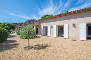 Elegant 4 bedroom villa in a quiet area with swimming pool