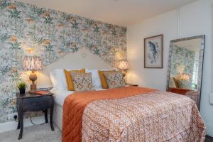 Heron Stays Bath- Boutique Period Properties, 7 Bedrooms, Parking for 4 Cars, Just 3 Miles to Bath Central, Sleeps 15