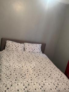 Cozy Private Double Room with Workspace & Garden View