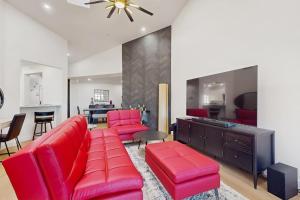 Modern Luxury Condo in a gated community with shared pool & hot tub