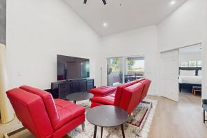 Modern Luxury Condo in a gated community with shared pool & hot tub