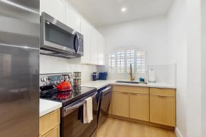 Modern Luxury Condo in a gated community with shared pool & hot tub