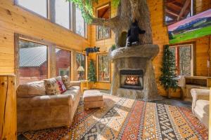 Splashing Treehouse! Private pool-Hot tub!