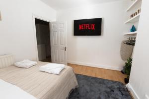 Stylish 3-Bedroom House with Free Parking - 10 Mins to Central London