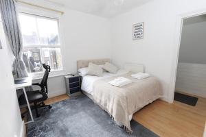 Stylish 3-Bedroom House with Free Parking - 10 Mins to Central London