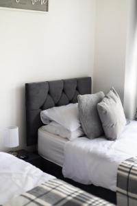 Stylish 3-Bedroom House with Free Parking - 10 Mins to Central London