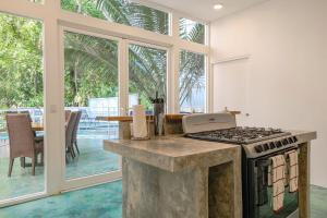 Casa Velero - Luxurious Tropical Escape - AC& Pool