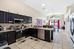 5-Bedroom Villa with Private Pool & Game Room in Lake Berkley Resort Near Disney