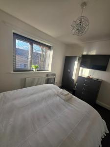 Private Cosy Double Bedroom, extremely close to city centre