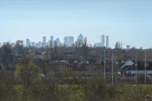 Stunning 4BR Home Woodford Green Driveway