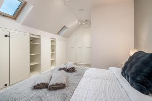 Stunning 4BR Home Woodford Green Driveway