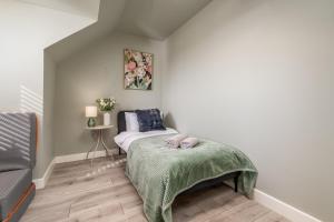 Stunning 4BR Home Woodford Green Driveway