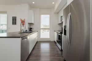 Glam 2BR Apt with Iconic View of Hollywood Sign