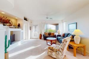 Desert condo with pool, hot tub, & grill access - balcony, WD, & central AC