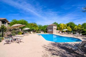 Desert condo with pool, hot tub, & grill access - balcony, WD, & central AC