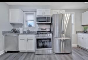 Modern Cozy 3-Br, 2 Bth House