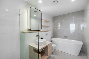 Ocean Heights Beachfront Apartments Surfers Paradise