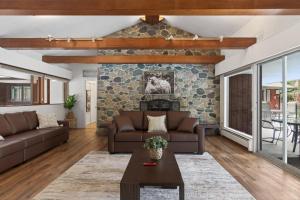 Rustic Farm House with Pool , Hot Tub , Sauna - Events Allowed