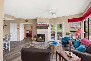 Updated Tile View at Ventana 2 BR Condo COM PoolPATIO VIEWS