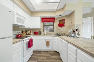 Updated Tile View at Ventana 2 BR Condo COM PoolPATIO VIEWS