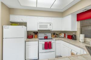 Updated Tile View at Ventana 2 BR Condo COM PoolPATIO VIEWS