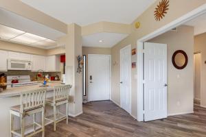 Updated Tile View at Ventana 2 BR Condo COM PoolPATIO VIEWS