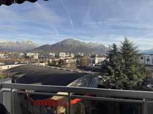 Spacious 2 bedroom apartment with stunning mountain view