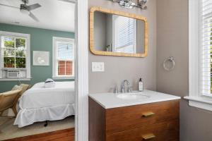 Chic Historic Victorian Duplex 2 Blocks To King