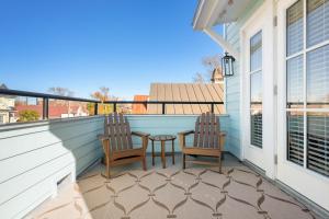 Rooftop Patio Unparalleled Views in 3-story Home