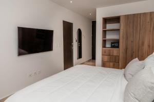 Playas Top Area -- Casa Omega 2BR 2BA tropical retreat, beach, infinite Pool, Gym