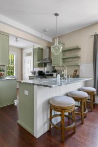 The Jasmine Suite Stylish 3BR Walk to King