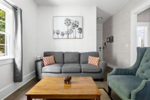The Oyster Suite 2BR Steps to King Sleeps 4