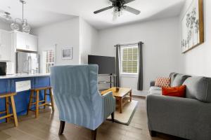 The Oyster Suite 2BR Steps to King Sleeps 4