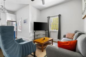 The Oyster Suite 2BR Steps to King Sleeps 4
