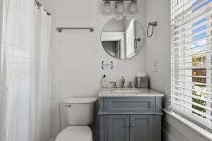 The Oyster Suite 2BR Steps to King Sleeps 4