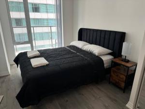 Modern 2 Bed, 2 Bath with Balcony - near CN Tower and Rogers Center