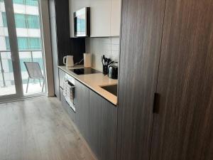 Modern 2 Bed, 2 Bath with Balcony - near CN Tower and Rogers Center