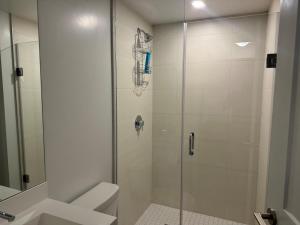Modern 2 Bed, 2 Bath with Balcony - near CN Tower and Rogers Center