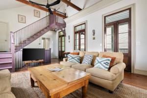 Chic 3BR 2BA Downtown Stay The Blue Chip