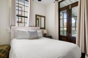 Chic 3BR 2BA Downtown Stay The Blue Chip