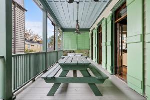 Chic 3BR 2BA Downtown Stay The Blue Chip