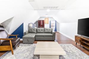 Modern Loft 4 - 5 Min Walk to Cleveland Clinic