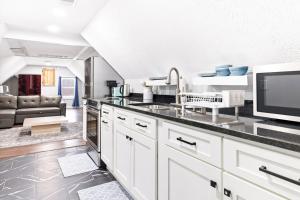 Modern Loft 4 - 5 Min Walk to Cleveland Clinic