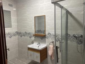 Spacious and staffed 3-bedroom house with WiFi and AC in Blantyre