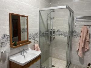 Spacious and staffed 3-bedroom house with WiFi and AC in Blantyre