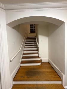 Airport Family Rooms- 10 Min to YVR, Free Parking & High Speed Wi-Fi