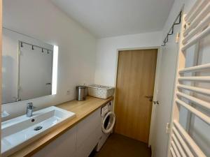 Appartement 1 chambre mer, plage, piscine, parking, clim, animaux admis - FR-1-194-216