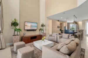 4 BR Home w Resort Amenities 3 MI to Disney